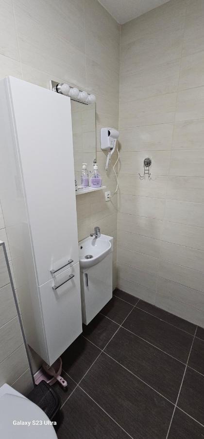 Ekonomic Apartmani Golubovci Exterior foto